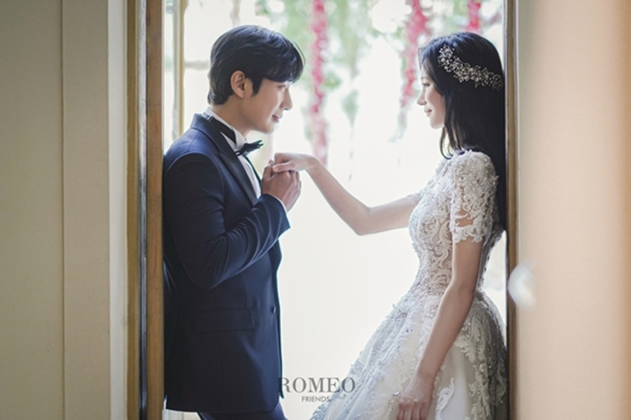 배우 이승효가 3월 1일 결혼한다. 웨딩21매거진, 로미오프렌즈, 모니카블랑쉬, 해피메리드컴퍼니, 웨딩디렉터봉드, 스플렌디노, 웨딩미, 규중칠우, 쇼위플라워, 모아위, 파니원장, 정민경스타일리스트 제공