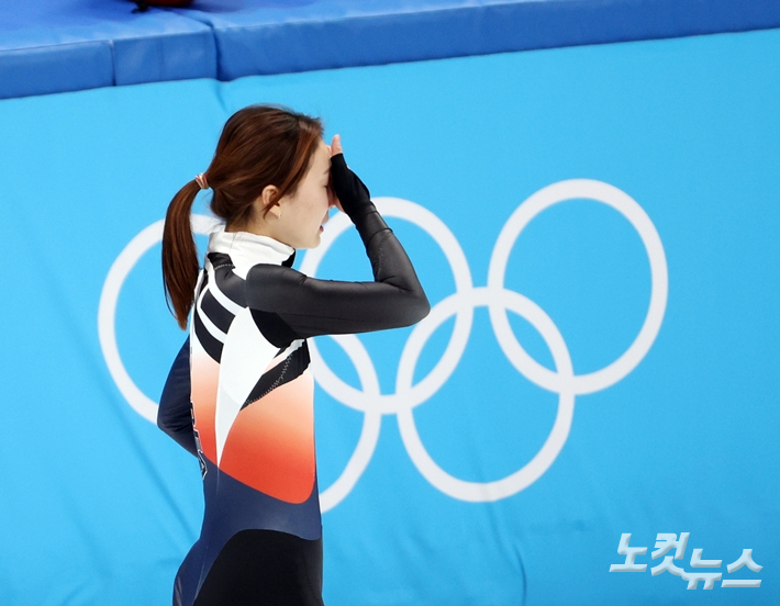 2022 베이징동계올림픽 쇼트트랙 여자 1000m에서 은메달을 획득한 최민정 선수가 11일 중국 베이징 캐피털 인도어 스타디움에서 눈물을 흘리고 있다. 박종민 기자