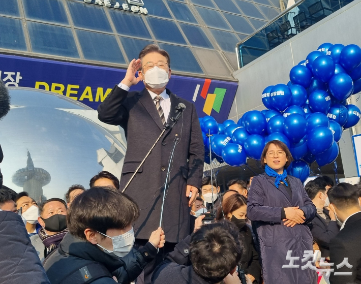 이재명 대선후보가 12일 대전에서 열린 대전세종 공약발표회 직전 행사장에 모인 지지자들에게 인사말을 하고 있다. 인상준 기자. 