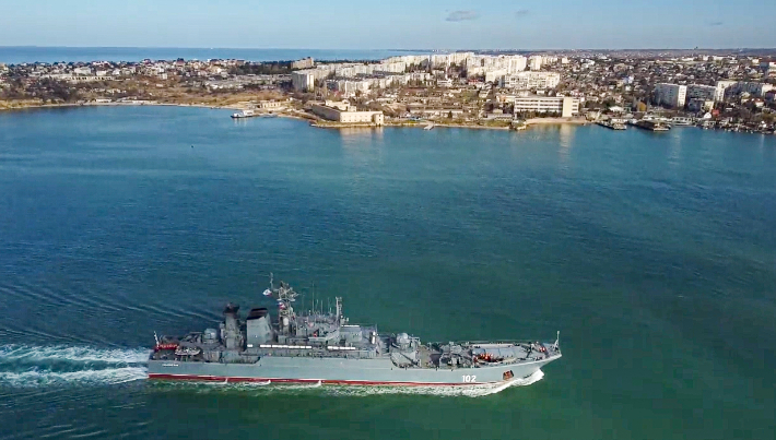 10일(현지시간) 크림반도 세바스토폴항에 러시아 상륙함 칼리닌그라드 호가 진입하고 있다. 러시아 국방부는 발트함대와 북해함대 소속 대형 상륙함 6척이 훈련 참가를 위해 우크라이나 인근 흑해로 진입했다고 밝혔다. 연합뉴스