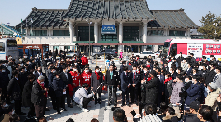 국민의힘 윤석열 대선 후보가 12일 오전 전북 전주에서 출발한 공약홍보 '열정열차'를 타고 남원역에 도착해 기자회견을 하고 있다. 연합뉴스