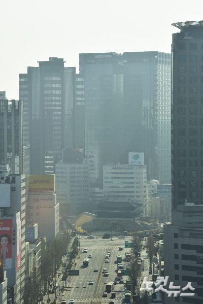 12일 초미세먼지가 제주를 제외한 전국 대부분 지역에서 '나쁨' 상태를 보이고 있는 가운데 서울 시청 인근에서 바라본 도심이 뿌옇게 보이고 있다. 윤창원 기자