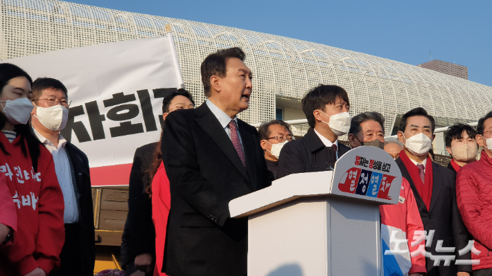 윤석열 국민의힘 대선후보는 12일 오후 여수엑스포역을 찾아 정권교체론을 강조하며 호남 지역 표심에 호소했다. 최창민 기자