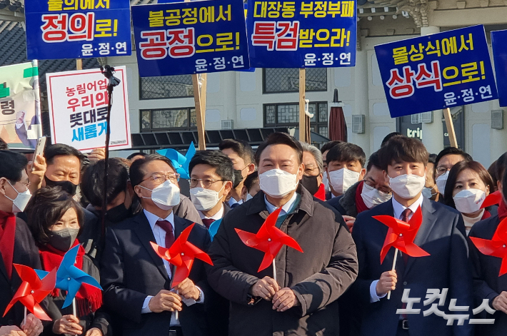 윤석열 국민의힘 후보가 12일 전주역 광장에서 퍼포먼스를 펼치고 있다. 김용완 기자
