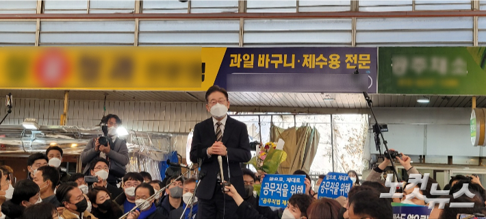이재명 후보가 12일 세종 전통시장에서 지지자들에게 연설을 하고 있다. 김화영 기자