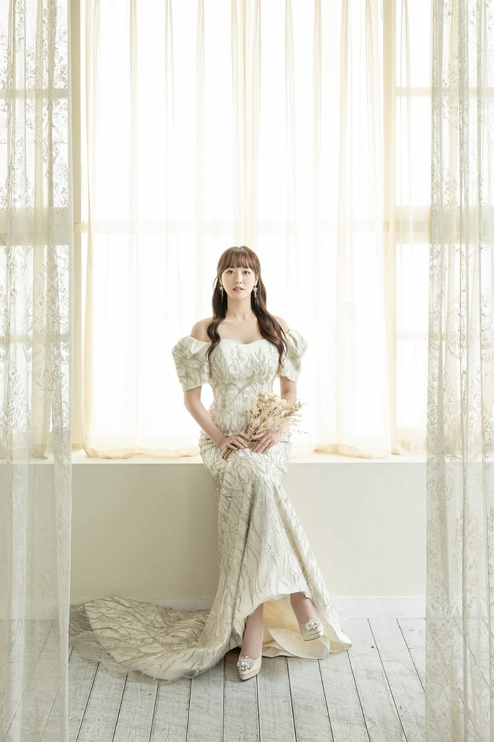 오는 3월 결혼하는 헬로비너스 출신 채주화가 웨딩드레스를 입은 사진을 공개했다. 채주화 인스타그램