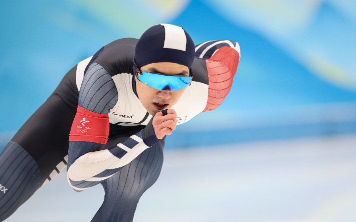 한국의 차민규가 12일 오후 중국 베이징 국립 스피드스케이팅 경기장(오벌)에서 열린 2022 베이징 동계올림픽 스피드스케이팅 남자 500m 경기에서 역주하고 있다. 연합뉴스