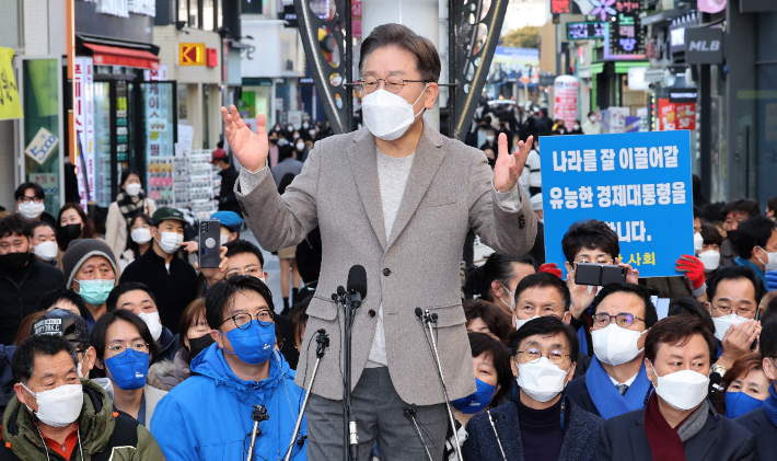 더불어민주당 이재명 대선후보가 지난 12일 충북 청주시 상당구 성안길에서 즉석연설을 통해 지지를 호소하고 있다. 연합뉴스