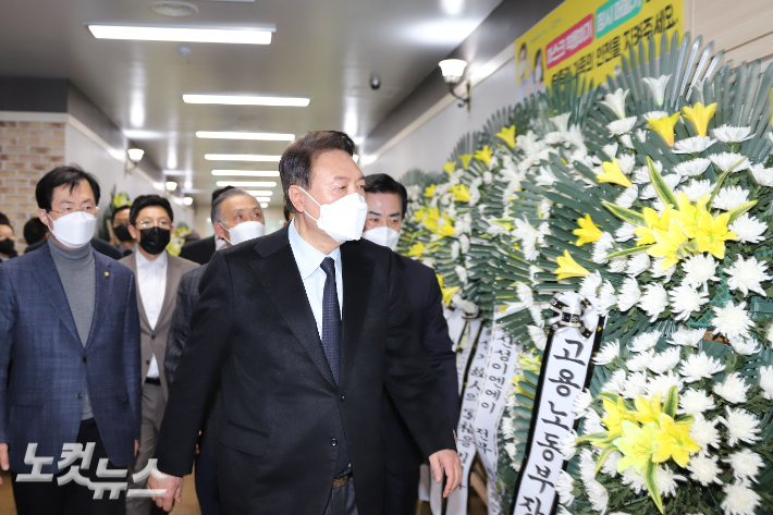 윤석열 대선후보가 여천NCC 폭발사고 희생자가 안치된 여수제일병원 장례식장을 찾았다. 최창민 기자
