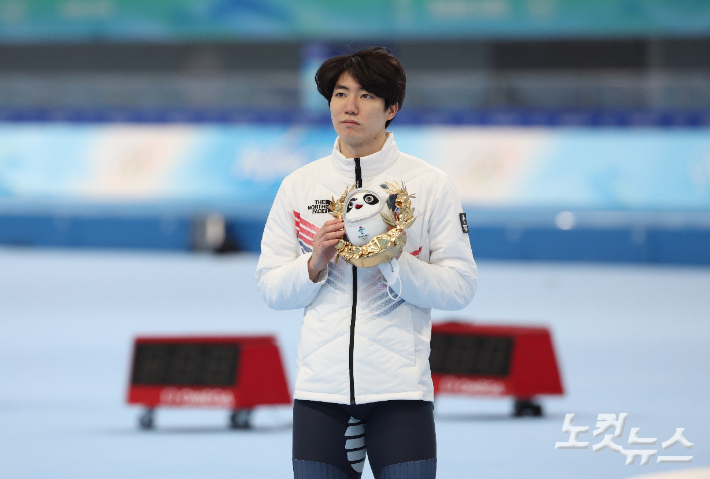 12일 중국 베이징 내셔널 스피드스케이팅 경기장에서 열린 2022 베이징 동계올림픽 스피드 스케이팅 남자 500m 경기에서 은메달을 획득한 차민규가 플라워 세레머니를 하고 있다. 베이징(중국)=박종민 기자