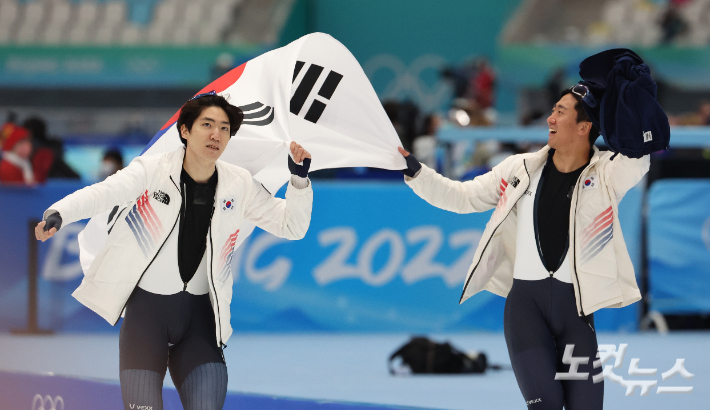 12일 중국 베이징 내셔널 스피드스케이팅 경기장에서 열린 2022 베이징 동계올림픽 스피드 스케이팅 남자 500m 경기에서 은메달을 획득한 차민규가 기뻐하고 있다. 베이징(중국)=박종민 기자
