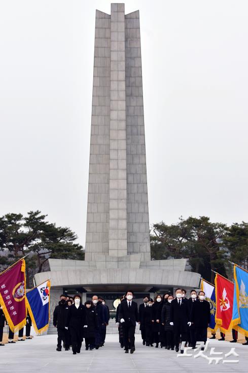 국민의당 안철수 대선후보가 중앙선관위 후보 등록에 앞서 13일 오전 서울 동작구 국립서울현충원 참배를 마치고 돌아나오고 있다. (이날 현충원 참배에서는 권은희 원내대표와 당원 및 당원가족들이 함께 했다.)