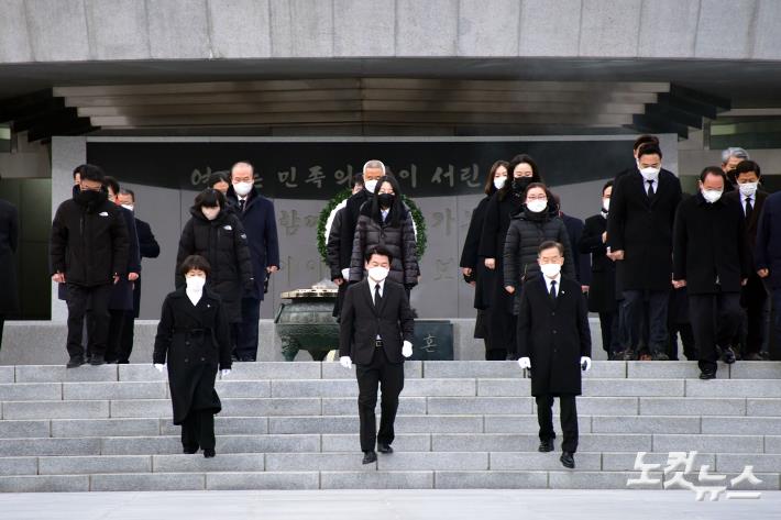 국민의당 안철수 대선후보가 중앙선관위 후보 등록에 앞서 13일 오전 서울 동작구 국립서울현충원을 참배하고 돌아나오고 있다. (이날 현충원 참배에서는 권은희 원내대표와 당원 및 당원가족들이 함께 했다.)