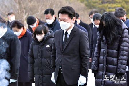 국민의당 안철수 대선후보가 중앙선관위 후보 등록에 앞서 13일 오전 서울 동작구 국립서울현충원을 참배하고 있다. (이날 현충원 참배에서는 권은희 원내대표와 당원 및 당원가족들이 함께 했다.)