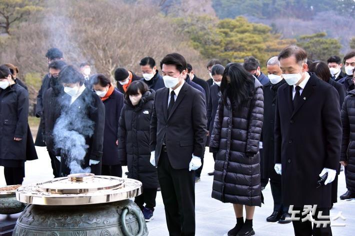 국민의당 안철수 대선후보가 중앙선관위 후보 등록에 앞서 13일 오전 서울 동작구 국립서울현충원을 참배하고 있다. (이날 현충원 참배에서는 권은희 원내대표와 당원 및 당원가족들이 함께 했다.)