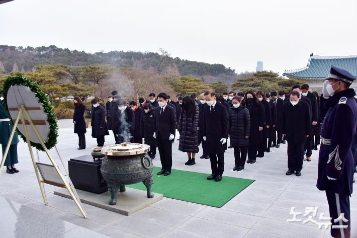 국민의당 안철수 대선후보가 중앙선관위 후보 등록에 앞서 13일 오전 서울 동작구 국립서울현충원을 참배하고 있다. (이날 현충원 참배에서는 권은희 원내대표와 당원 및 당원가족들이 함께 했다.)