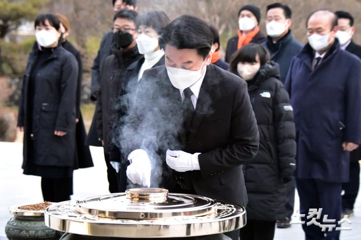 국민의당 안철수 대선후보가 중앙선관위 후보 등록에 앞서 13일 오전 서울 동작구 국립서울현충원을 참배하며 현충탑에 분향을 하고 있다. (이날 현충원 참배에서는 권은희 원내대표와 당원 및 당원가족들이 함께 했다.)