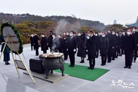 국민의당 안철수 대선후보가 중앙선관위 후보 등록에 앞서 13일 오전 서울 동작구 국립서울현충원을 참배하고 있다. (이날 현충원 참배에서는 권은희 원내대표와 당원 및 당원가족들이 함께 했다.)