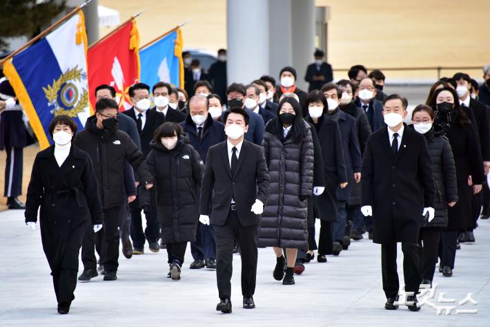 국민의당 안철수 대선후보가 중앙선관위 후보 등록에 앞서 13일 오전 서울 동작구 국립서울현충원 참배를 위해 현충탑으로 향하고 있다. (이날 현충원 참배에서는 권은희 원내대표와 당원 및 당원가족들이 함께 했다.)