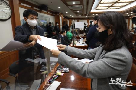 제20대 대통령 후보자 등록 첫날인 13일 오전 경기 과천시 중앙선거관리위원회에서 이용우 진보당 선거사무장이 김재연 진보당 대선 후보의 후보 등록 신청서를 대리 제출하고 있다.