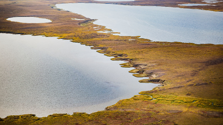 알래스카에서 영구동토가 급속하게 녹으면서 땅 위에 호수가 생기고 있다. 일명 열카르스트 호수(thermokarst lake)라 불리는 이곳은 영구동토 상태일 때보다 많은 탄소를 뿜어낸다. NASA 홈페이지