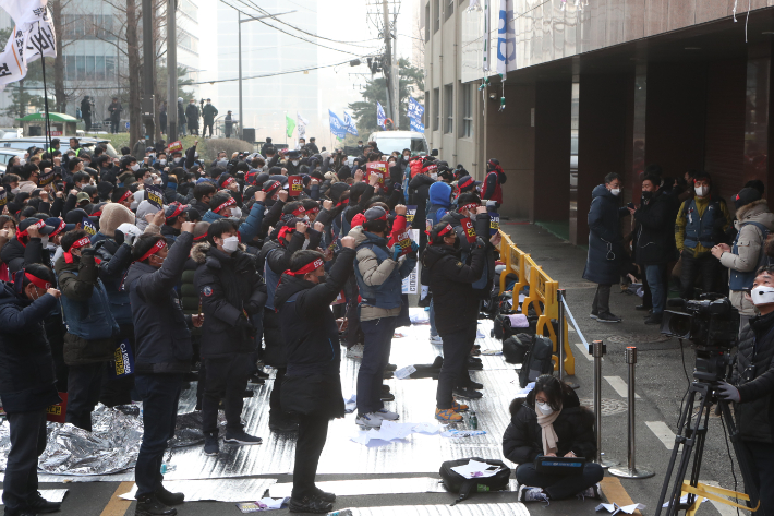 지난 11일 오후 서울 중구 CJ대한통운 본사 앞에서 민주노총 조합원들이 CJ대한통운 택배노조 파업 관련 집회를 열고 구호를 외치고 있다. 연합뉴스