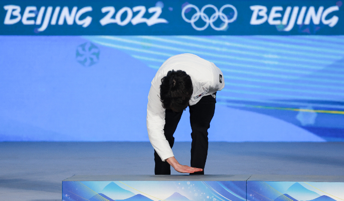 2022 베이징 동계올림픽 스피드스케이팅 남자 500m에서 2위로 은메달을 획득한 차민규가 12일 오후 중국 베이징 메달플라자에서 열린 메달수여식에서 이름이 호명된 뒤 시상에 올라가기 전 시상대 바닥을 손으로 쓸고 있다. 연합뉴스
