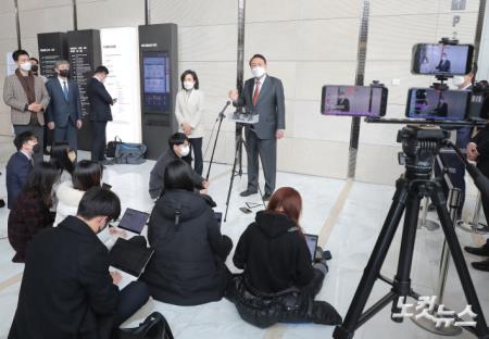 마이크 펜스 전 미 부통령 면담 마치고 취재진의 질문받는 윤석열