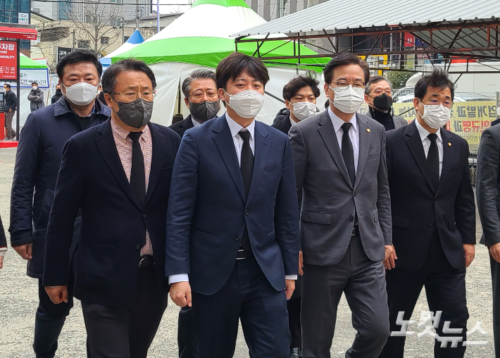 이준석 국민의힘 대표가 13일 오후 광주 서구 화정아이파크 인근에 마련된 붕괴사고 피해자 합동분향소로 향하고 있다. 김한영 기자