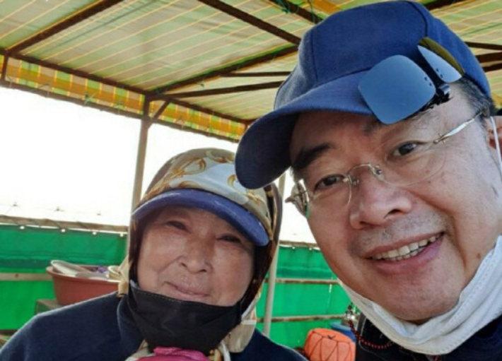 부산서 70대 해녀 '어부 안과의사' 정근 안과의사를 만나 실명 위기에서 벗어났다. 정근안과병원 제공