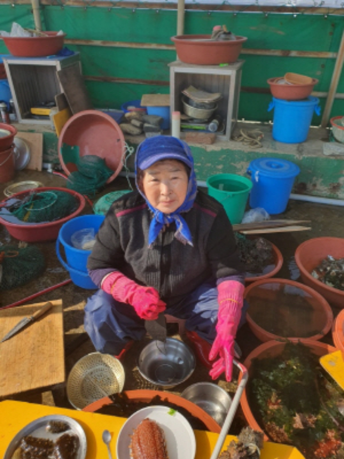 부산서 70대 해녀 '어부 안과의사' 정근 안과의사를 만나 실명 위기에서 벗어났다. 정근안과병원 제공