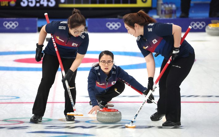 중국과 승부를 펼치고 있는 여자 컬링 대표팀 팀 킴. 베이징=박종민 기자