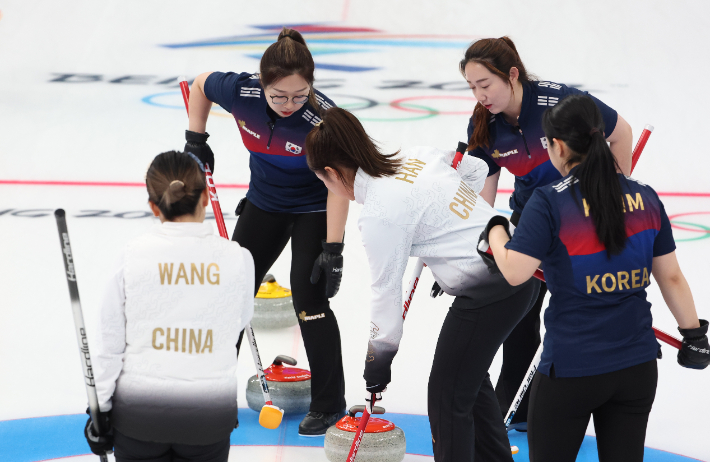 한국과 중국의 여자 컬링 4차전 경기 모습. 베이징=박종민 기자