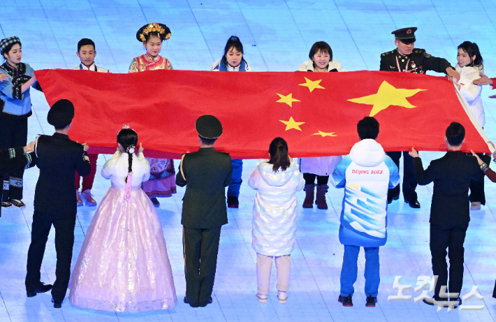 지난 4일 중국 베이징 국립경기장에서 열린 2022 베이징동계올림픽 개막식에서 한복을 입은 참가자가 중국 국기 게양식을 진행하고 있다. 베이징(중국)=박종민 기자