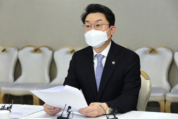 이억원 차관, 우크라이나 사태 비상대응 TF회의 주재      (서울=연합뉴스) 김승두 기자 = 이억원 기획재정부 1차관이 4일 오전 정부서울청사에서 열린 제1차 우크라이나 사태 비상대응 TF회의를 주재하고 있다. 2022.2.4     kimsdoo@yna.co.kr (끝)   연합뉴스