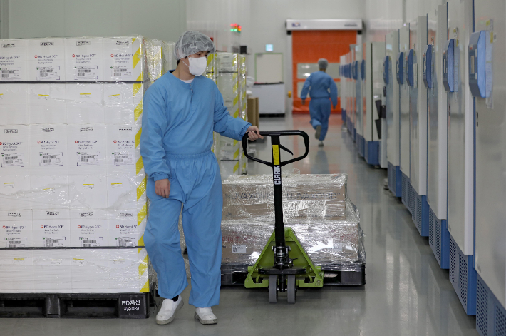 출하되는 국내 생산 노바백스      (안동=연합뉴스) 김현태 기자 = 9일 오전 경북 안동시 SK바이오사이언스에서 코로나19 노바백스 백신이 출하되고 있다. SK바이오사이언스는 이날 노바백스 백신 29만2천회분을 출하했으며, 이달 중 약 200만회분을 내놓을 예정이다. 또 정부의 예방 접종계획 등을 고려해 이후에도 순차적으로 백신을 공급할 예정이다. 2022.2.9     mtkht@yna.co.kr (끝)   연합뉴스