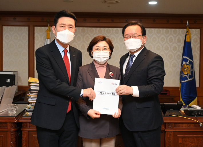 이강덕 포항시장과 김정재 국회의원이 김부겸 국무총리를 만나 포스코 지주사 서울 설립 반대에 대한 의견을 전달하고 있다. 포항시 제공