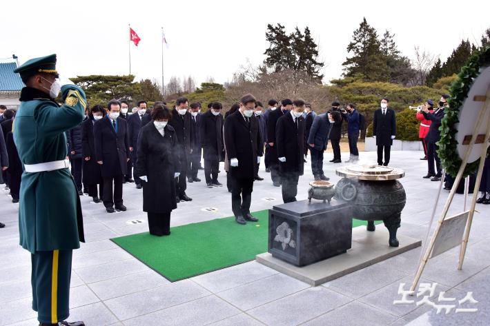 더불어민주당 이재명 대선후보와 의원들이 14일 오전 서울 동작구 국립서울현충원을 참배하고 있다.