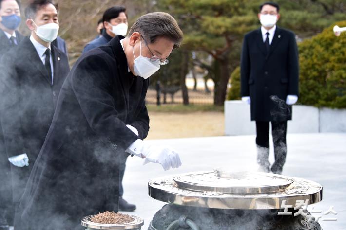 현충탑에 분향하는 이재명 대선후보