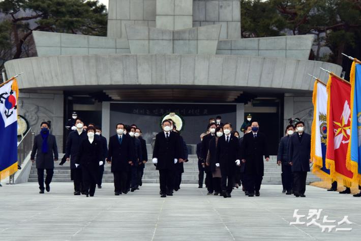 서울현충원 참배 마친 이재명 대선후보