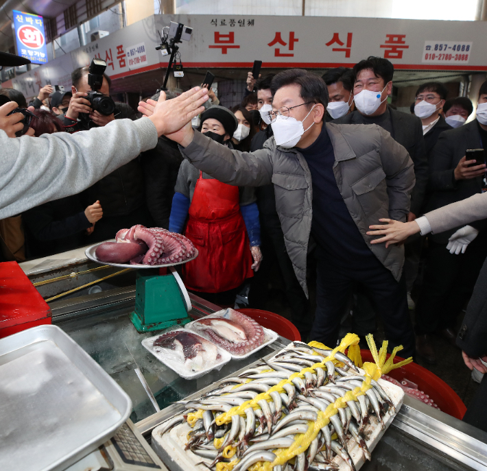 더불어민주당 이재명 대선 후보가 지난해 12월 11일 경북 안동시 중앙신시장을 찾아 상인들과 인사하고 있다. 연합뉴스