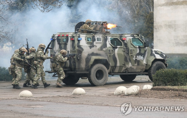 러시아의 우크라이나 침공 우려가 커지는 가운데 12일(현지시간) 우크라이나 남부 헤르손의 한 훈련장에서 국가방위군과 경찰 등이 참여하는 특수 전술훈련이 진행되고 있다. 연합뉴스