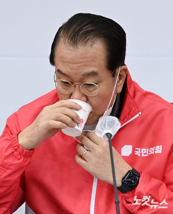 물 마시는 권영세 선거대책본부장