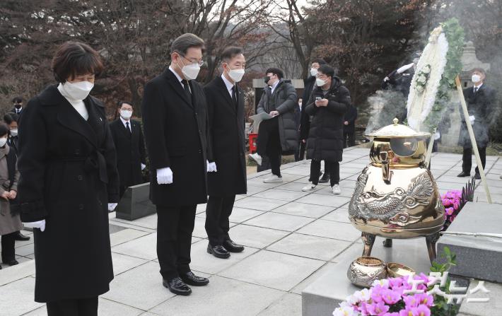 이재명 대선후보, 이승만 전 대통령 묘역 참배