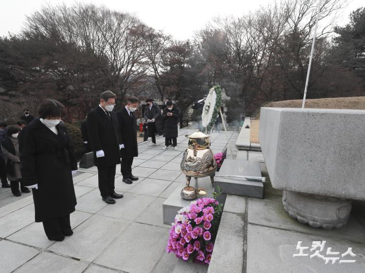 민주당 이재명 대선후보, 이승만 전 대통령 묘역 참배