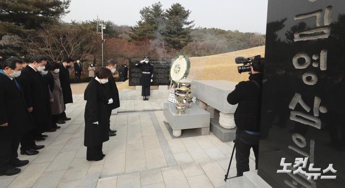 김영삼 전 대통령 묘역 찾은 이재명 민주당 대선후보