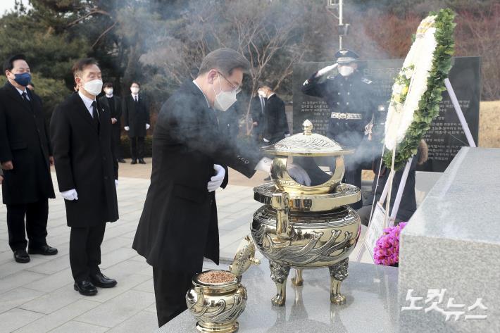 김영삼 전 대통령 묘역에 분향하는 이재명 대선후보