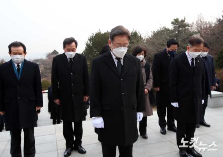 이재명 대선후보가 14일 서울 동작동 서울현충원을 찾아 현충탑에서 분향· 헌화한 뒤 김대중·김영삼·박정희·이승만 전 대통령 묘역을 차례로 참배했다이 후보가 이날 박 전 대통령 묘소를 참배하고 있다. 2022.0214