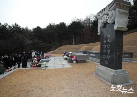 이재명 대선후보가 14일 서울 동작동 서울현충원을 찾아 현충탑에서 분향· 헌화한 뒤 김대중·김영삼·박정희·이승만 전 대통령 묘역을 차례로 참배했다이 후보가 이날 박 전 대통령 묘소를 참배하고 있다. 2022.0214