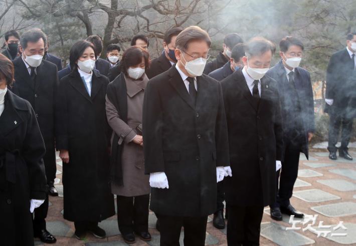 이재명 대선후보가 14일 서울 동작동 서울현충원을 찾아 현충탑에서 분향· 헌화한 뒤 김대중·김영삼·박정희·이승만 전 대통령 묘역을 차례로 참배했다이 후보가 이날 김대중 전 대통령 묘역에 분향한 뒤 묵념을 하고 있다. 2022.0214